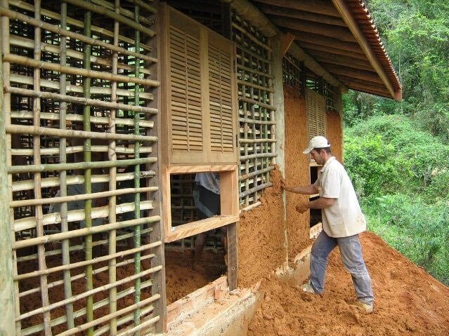 O uso de técnicas de construção com terra crua: tradições e inovações