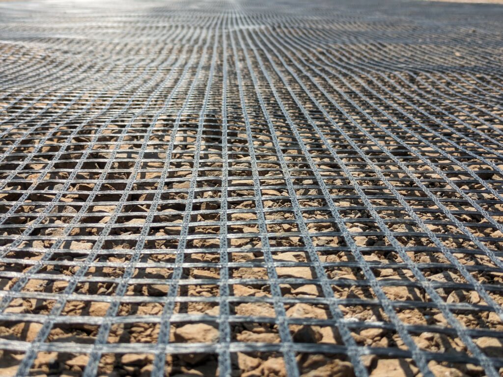 Geogrelhas para reforço de solos em obras viárias: benefícios e aplicações